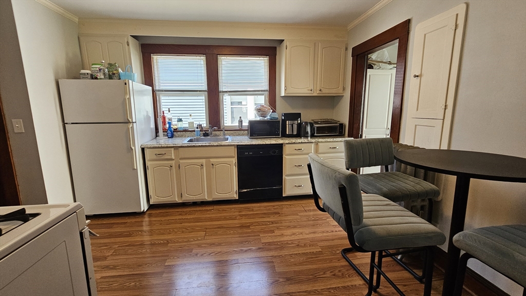 3 bed, 1 bath apartment for rent at 22 Loveland, Brookline — photo 8 of 11