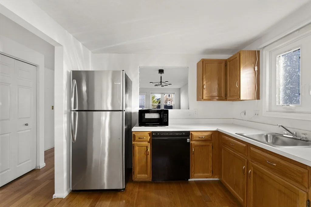 3 bed, 2 bath apartment for rent at 22 Mt Vernon Unit B, Dorchester — photo 3 of 20