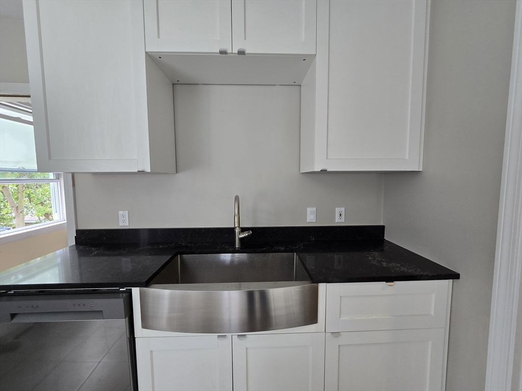 4 bed, 2 bath apartment for rent at 22 Newcastle Rd Unit 22, Brighton — photo 4 of 12
