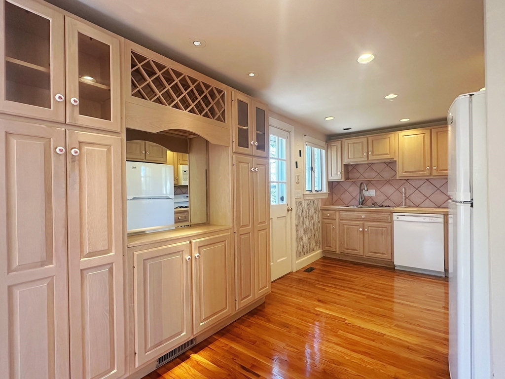4 bed, 2 bath apartment for rent at 22 Oak St, Natick — photo 6 of 15