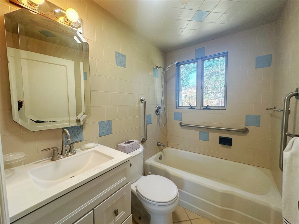 4 bed, 2 bath apartment for rent at 22 Oak St, Natick — photo 10 of 15