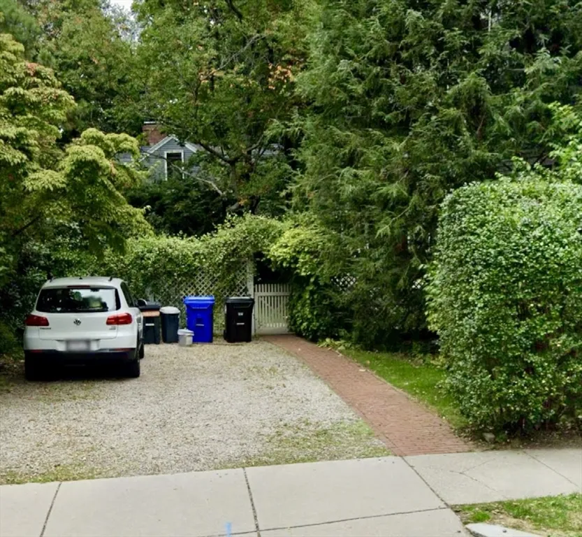 1 bed, 1.5 bath apartment for rent at 22 Oakland Rd Unit B, High Street Hill — photo 2 of 9
