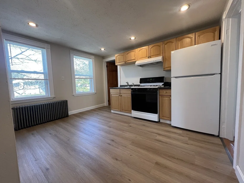 2 bed, 1 bath apartment for rent at 22 Park Rd Unit 3, Belmont — photo 2 of 19