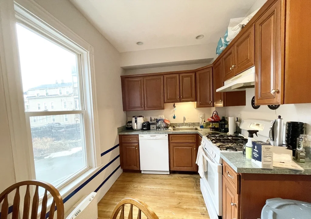 5 bed, 2 bath apartment for rent at 22 Parker Hill Ave Unit 1, Mission Hill — photo 1 of 12