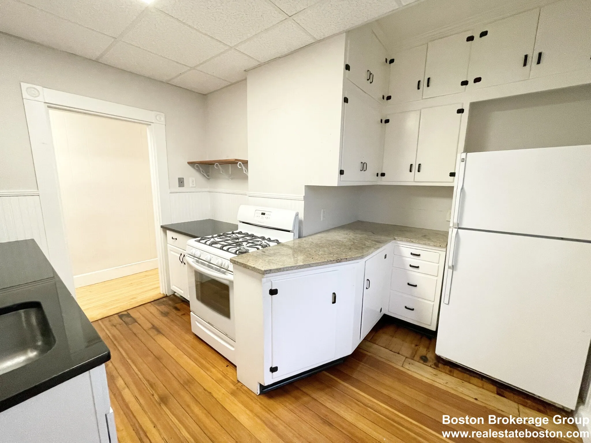6 bed, 2 bath apartment for rent at 22 Parker Hill Ave Unit 2, Mission Hill — photo 2 of 11