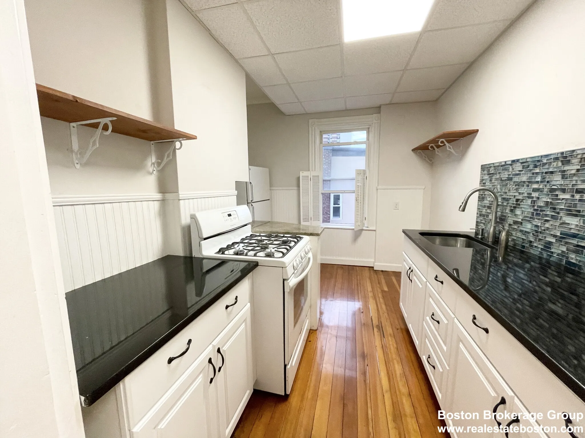 6 bed, 2 bath apartment for rent at 22 Parker Hill Ave Unit 2, Mission Hill — photo 1 of 11