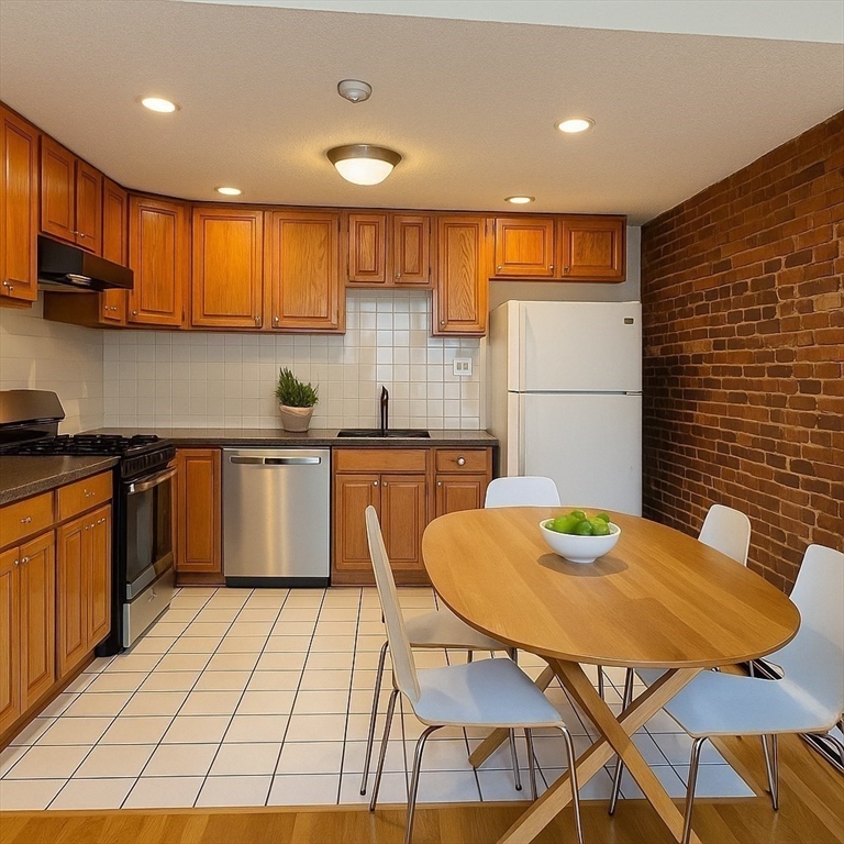 3 bed, 1 bath apartment for rent at 22 S Huntington Ave , Unit 3, Mission Hill — photo 3 of 7