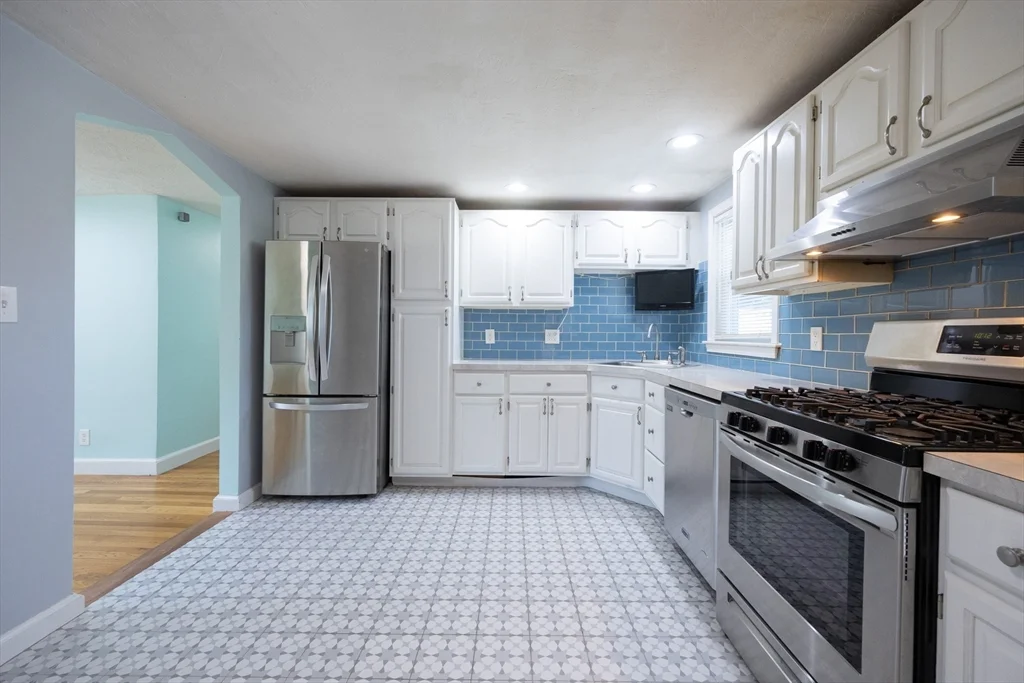 3 bed, 2 bath apartment for rent at 22 Suffolk Rd, Sharon — photo 6 of 42