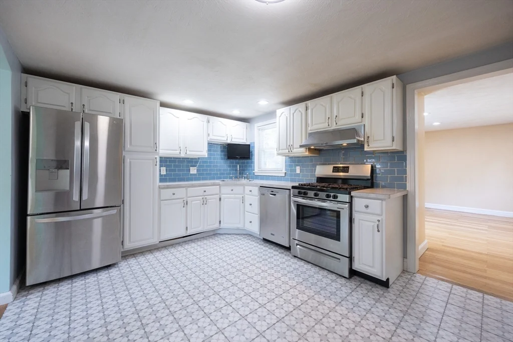 3 bed, 2 bath apartment for rent at 22 Suffolk Rd, Sharon — photo 5 of 42