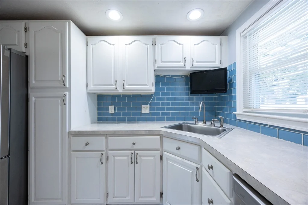 3 bed, 2 bath apartment for rent at 22 Suffolk Rd, Sharon — photo 7 of 42