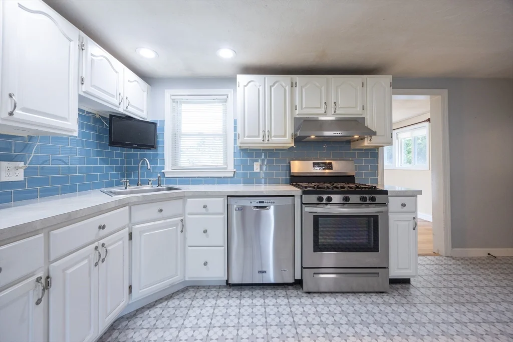 3 bed, 2 bath apartment for rent at 22 Suffolk Rd, Sharon — photo 8 of 42