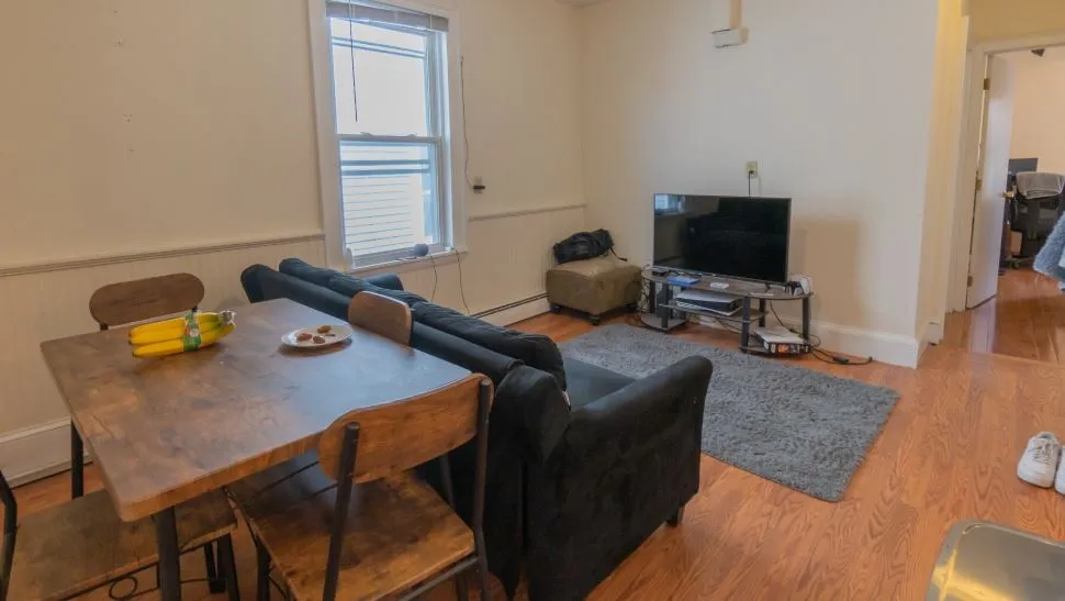 4 bed, 1 bath apartment for rent at 22 Suffolk St Unit 2, The Port — photo 2 of 20