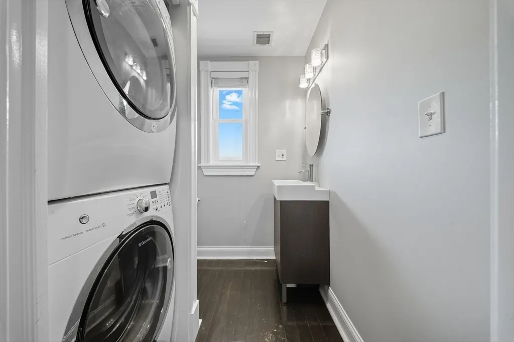 3 bed, 1 bath apartment for rent at 22 Trescott Unit 3, Dorchester — photo 12 of 22