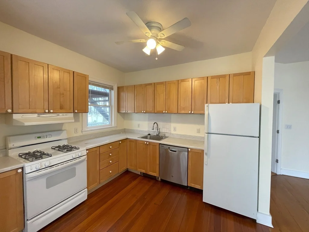 2 bed, 1 bath apartment for rent at 22 Walnut Pl Unit 1, Newtonville — photo 2 of 9