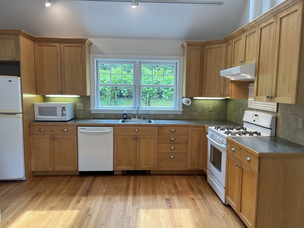 2 bed, 2 bath apartment for rent at 22 Warren Ln, Weston — photo 6 of 24