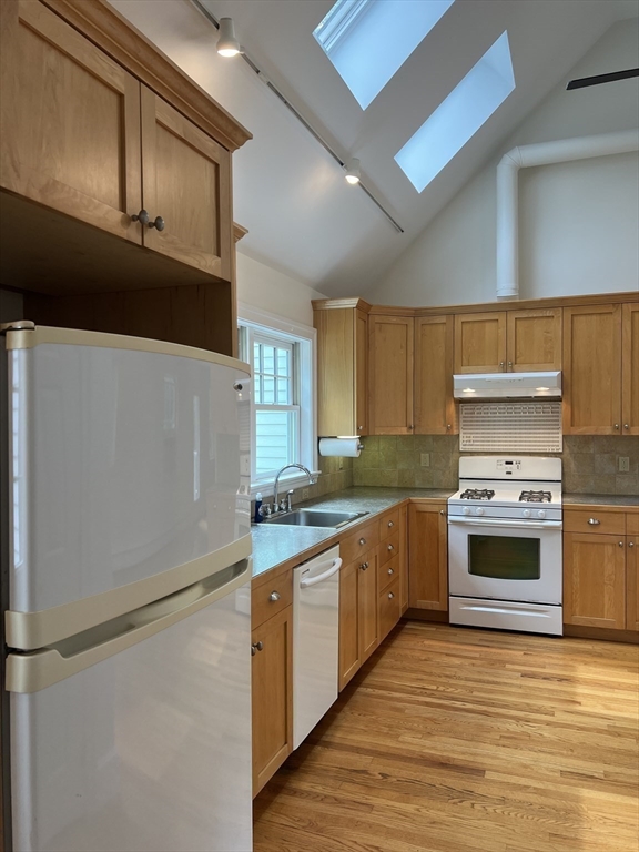 2 bed, 2 bath apartment for rent at 22 Warren Ln, Weston — photo 5 of 24