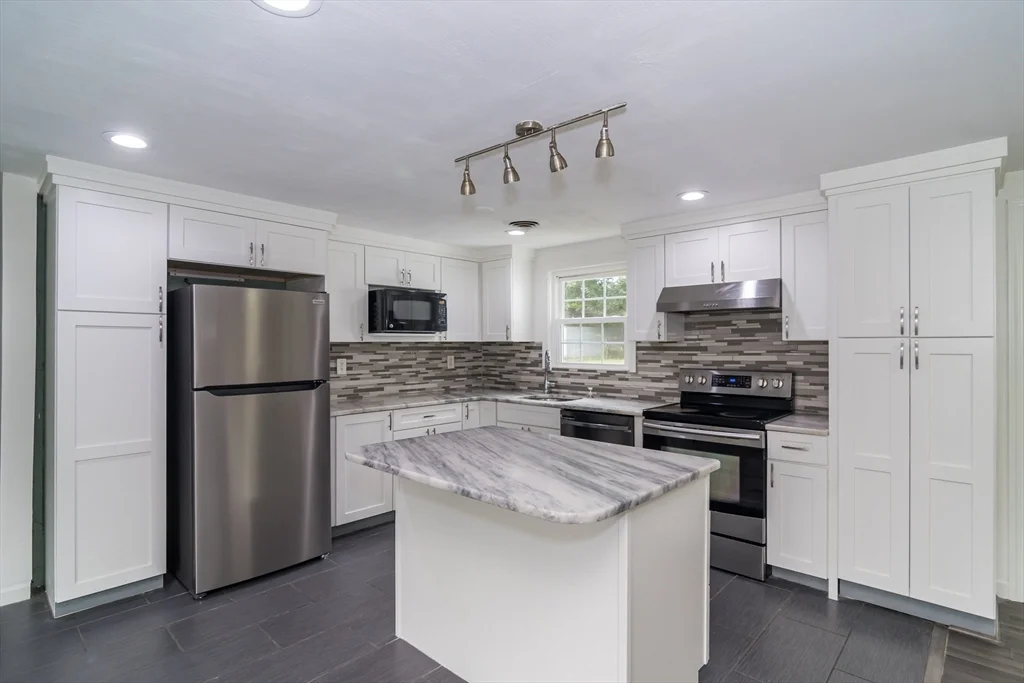 4 bed, 2 bath apartment for rent at 22 Wethersfield Rd, Natick — photo 2 of 22