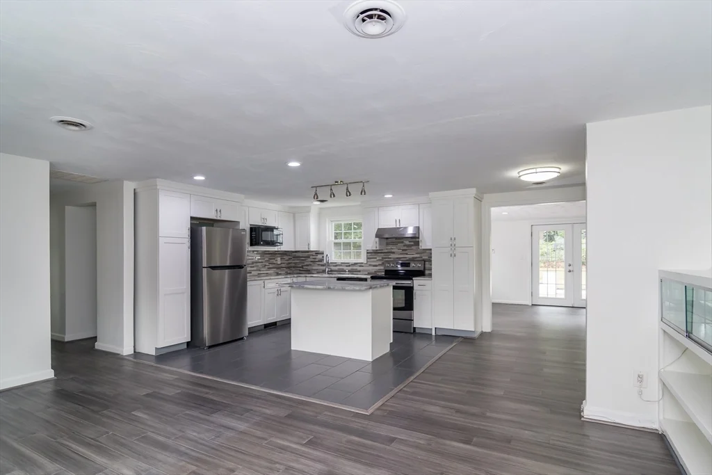 4 bed, 2 bath apartment for rent at 22 Wethersfield Rd, Natick — photo 6 of 22