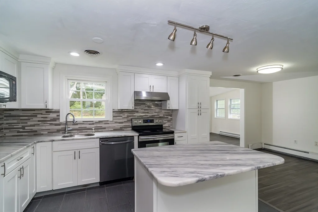 4 bed, 2 bath apartment for rent at 22 Wethersfield Rd, Natick — photo 3 of 22
