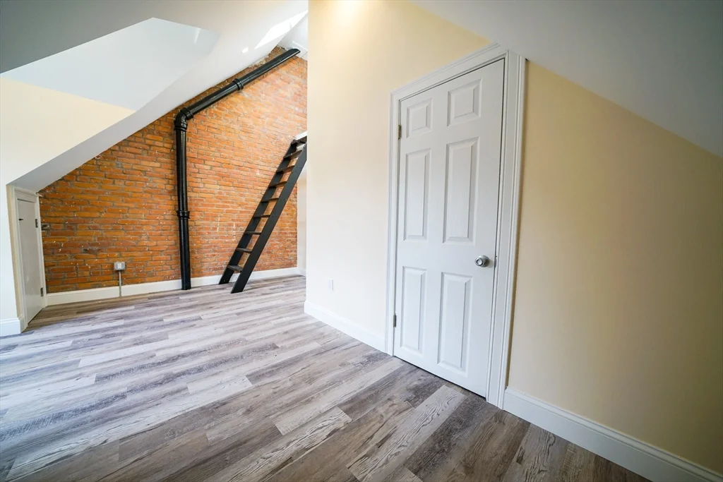 6 bed, 3 bath apartment for rent at 22 Winslow Rd Unit 22, North Brookline — photo 22 of 25