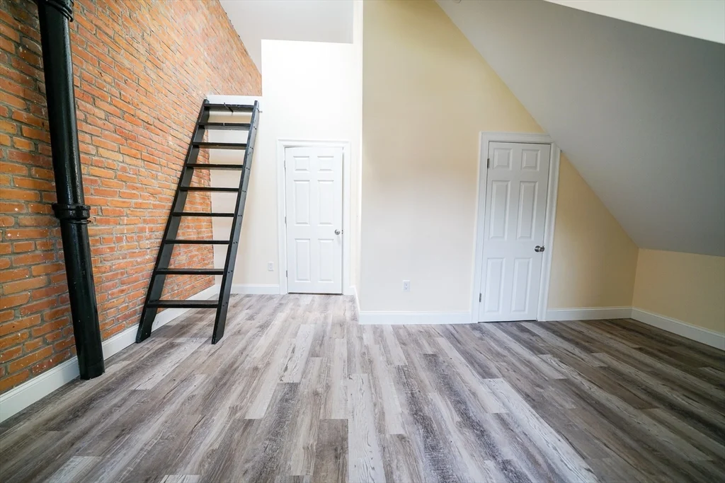6 bed, 3 bath apartment for rent at 22 Winslow Rd Unit 22, North Brookline — photo 20 of 25