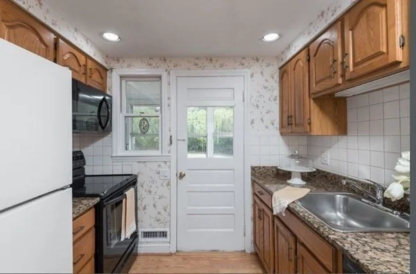 3 bed, 1 bath apartment for rent at 22 Woodedge Ln, Braintree — photo 4 of 16
