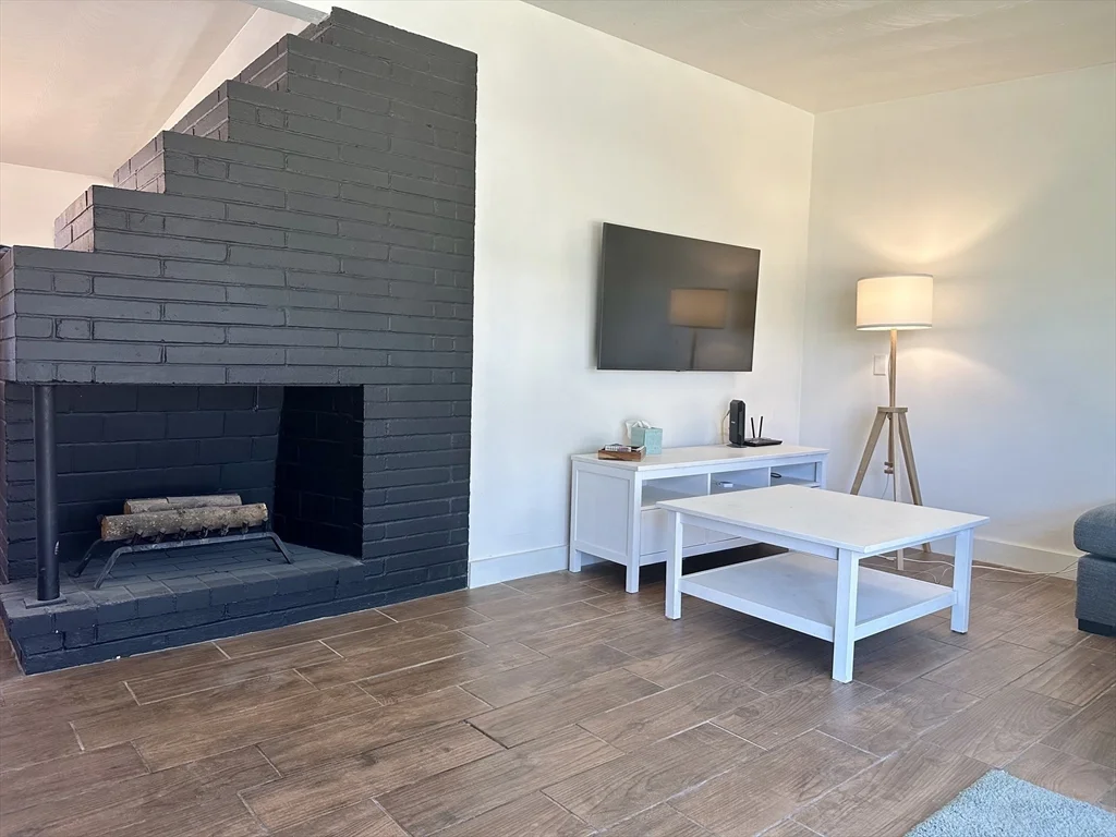 3 bed, 1 bath apartment for rent at 220 Beacon St, Framingham — photo 4 of 15