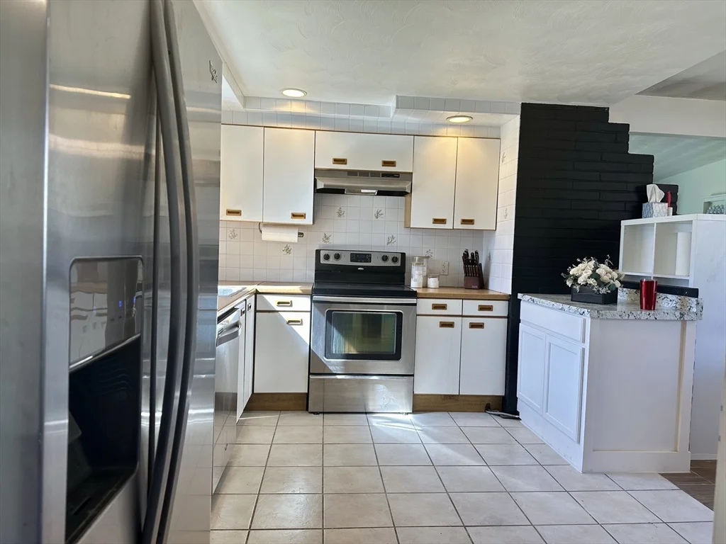 3 bed, 1 bath apartment for rent at 220 Beacon St, Framingham — photo 5 of 15