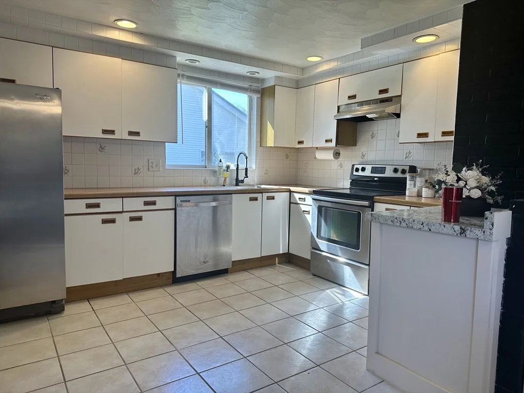 3 bed, 1 bath apartment for rent at 220 Beacon St, Framingham — photo 6 of 15