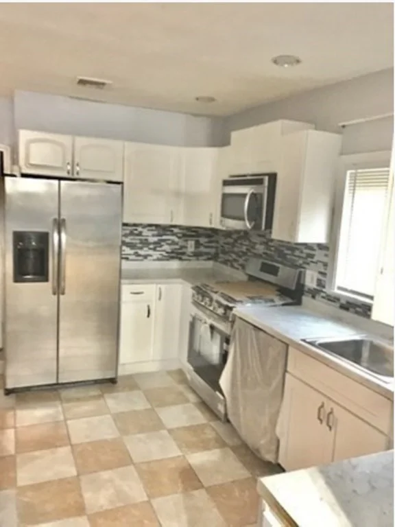 4 bed, 2 bath apartment for rent at 220 Pearl St Unit 3, Winter Hill — photo 6 of 10