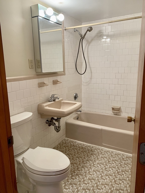 1 bed, 1 bath apartment for rent at 220 School St Unit 9, Waltham — photo 9 of 10