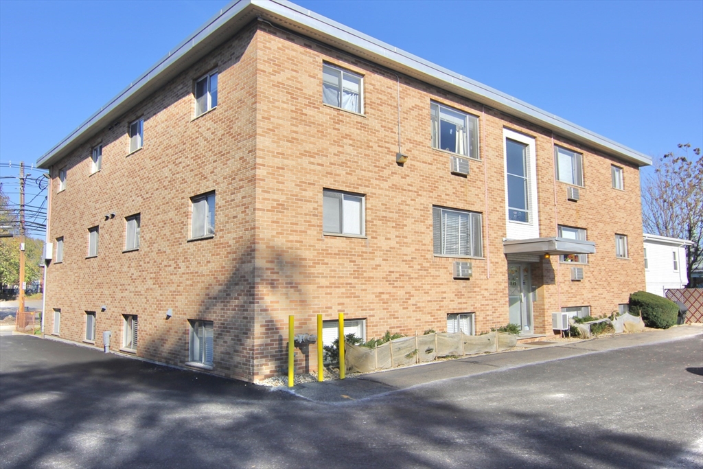 1 bed, 1 bath apartment for rent at 220 School St Unit 9, Waltham — photo 1 of 10