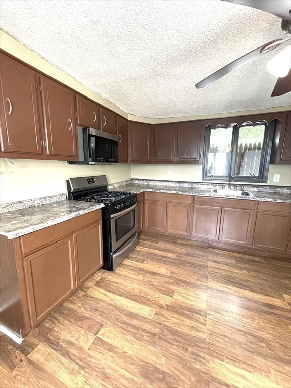 3 bed, 1 bath apartment for rent at 221 Middle St, Center — photo 4 of 33