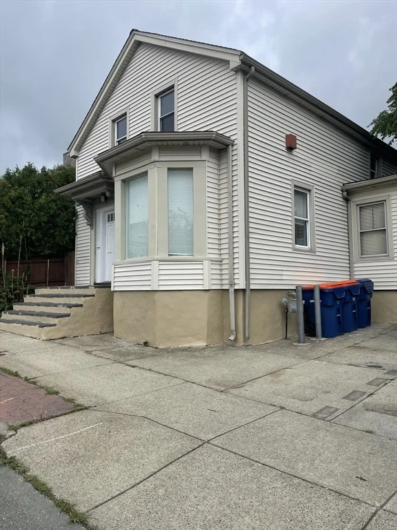 3 bed, 1 bath apartment for rent at 221 Middle St, Center