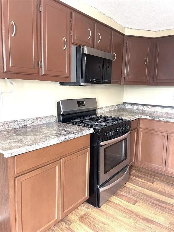 3 bed, 1 bath apartment for rent at 221 Middle St, Center — photo 5 of 33
