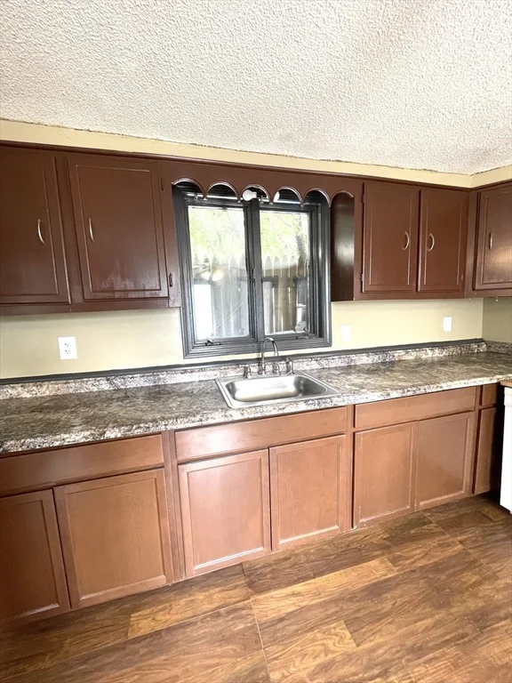 3 bed, 1 bath apartment for rent at 221 Middle St, Center — photo 3 of 33