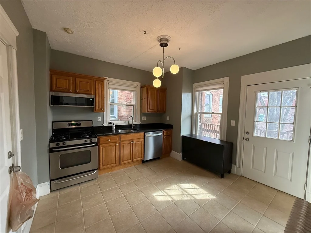 2 bed, 1 bath apartment for rent at 221 Shurtleff St Unit 6, Chelsea — photo 2 of 19