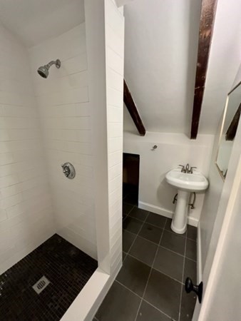 5 bed, 3 bath apartment for rent at 221 West 2nd St Unit 221, South Boston — photo 9 of 14