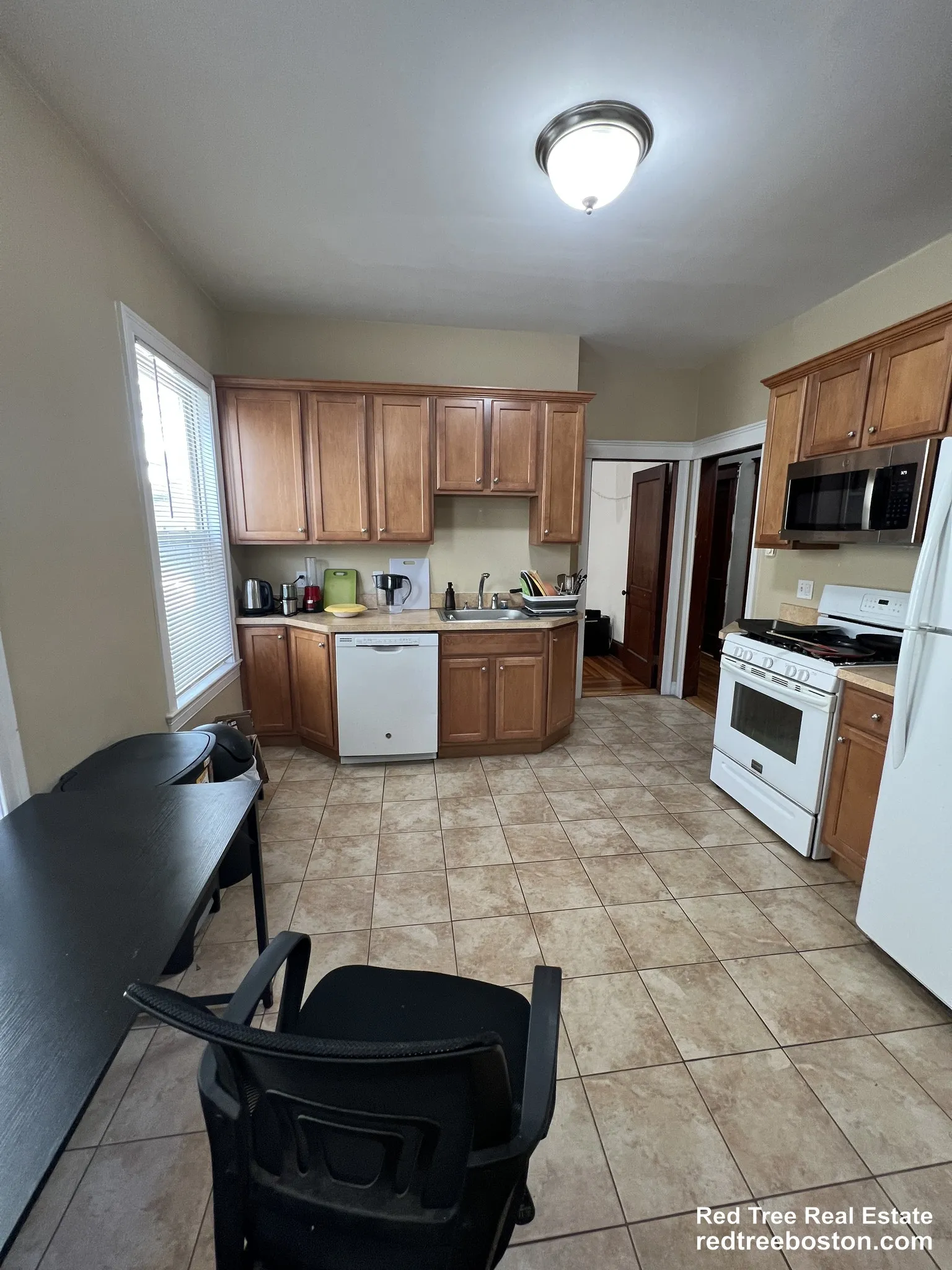 3 bed, 1 bath apartment for rent at 223 Holland St Unit 1, Teele Square — photo 5 of 11