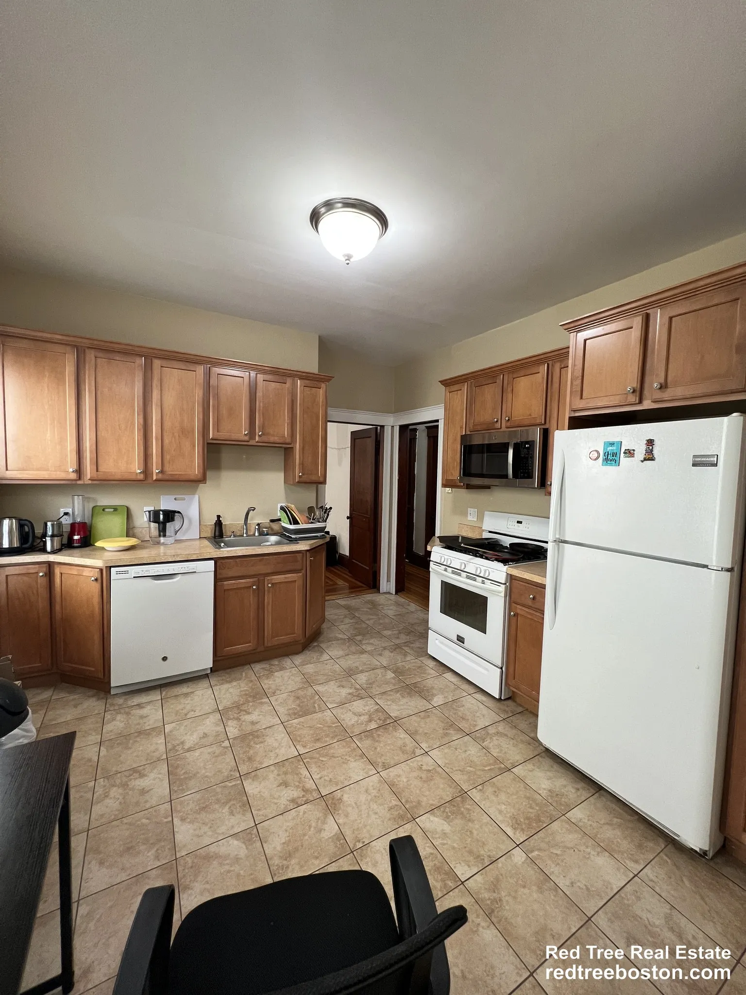 3 bed, 1 bath apartment for rent at 223 Holland St Unit 1, Teele Square — photo 4 of 11