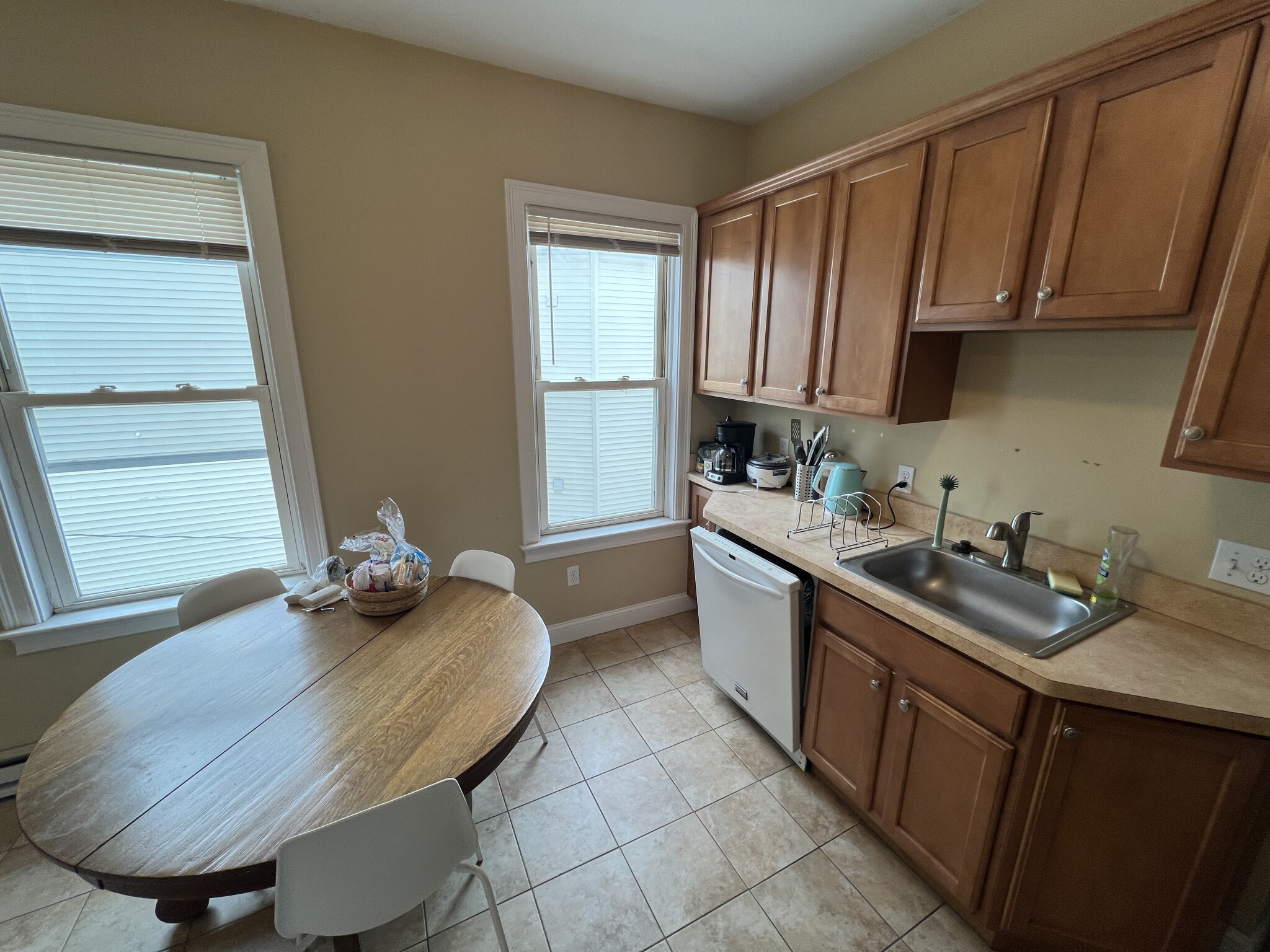 3 bed, 1 bath apartment for rent at 223 Holland St Unit 3, Teele Square — photo 12 of 23