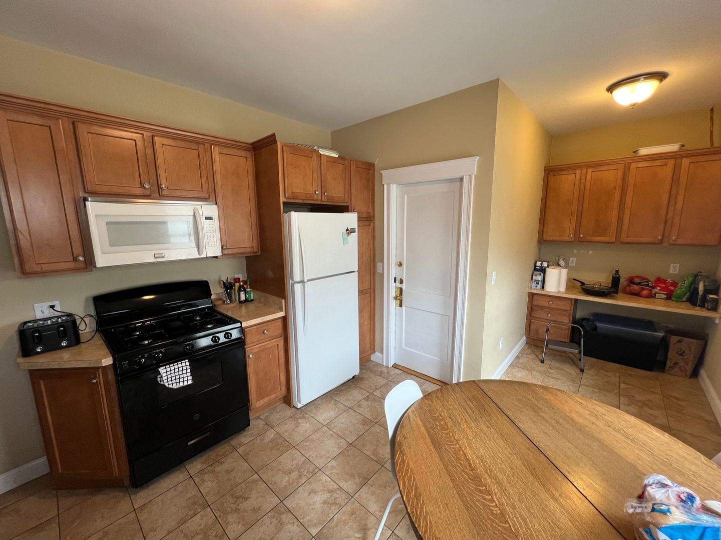 3 bed, 1 bath apartment for rent at 223 Holland St Unit 3a, Teele Square