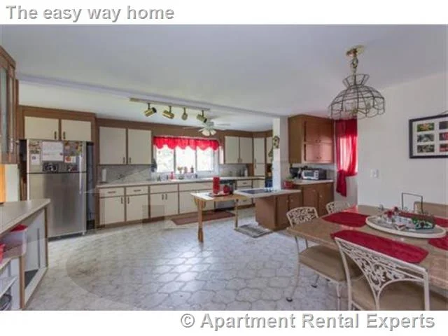 5 bed, 2 bath apartment for rent at 223 Main St Unit 1, Tufts — photo 4 of 7