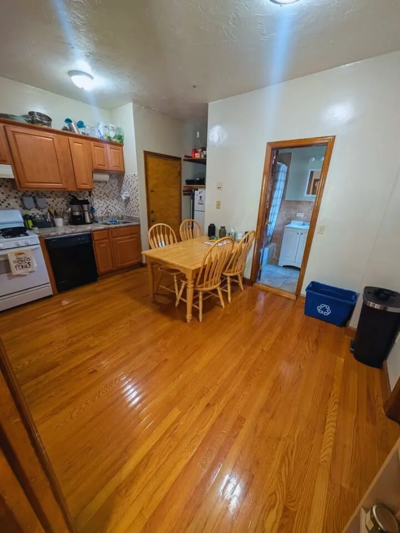 2 split bed, 1 bath apartment for rent at 223 Park Dr Unit 42, Fenway — photo 3 of 12