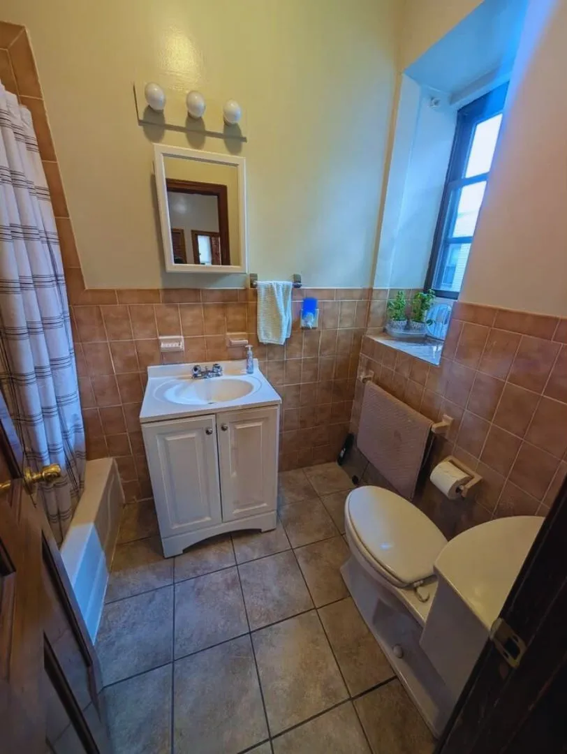 2 split bed, 1 bath apartment for rent at 223 Park Dr Unit 42, Fenway — photo 4 of 12