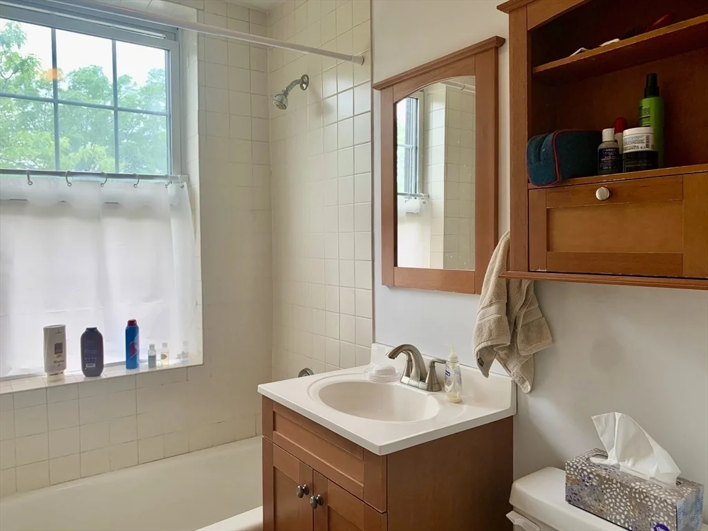 2 bed, 1 bath apartment for rent at 224 Jamaicaway Unit 7, Jamaica Plain — photo 7 of 11