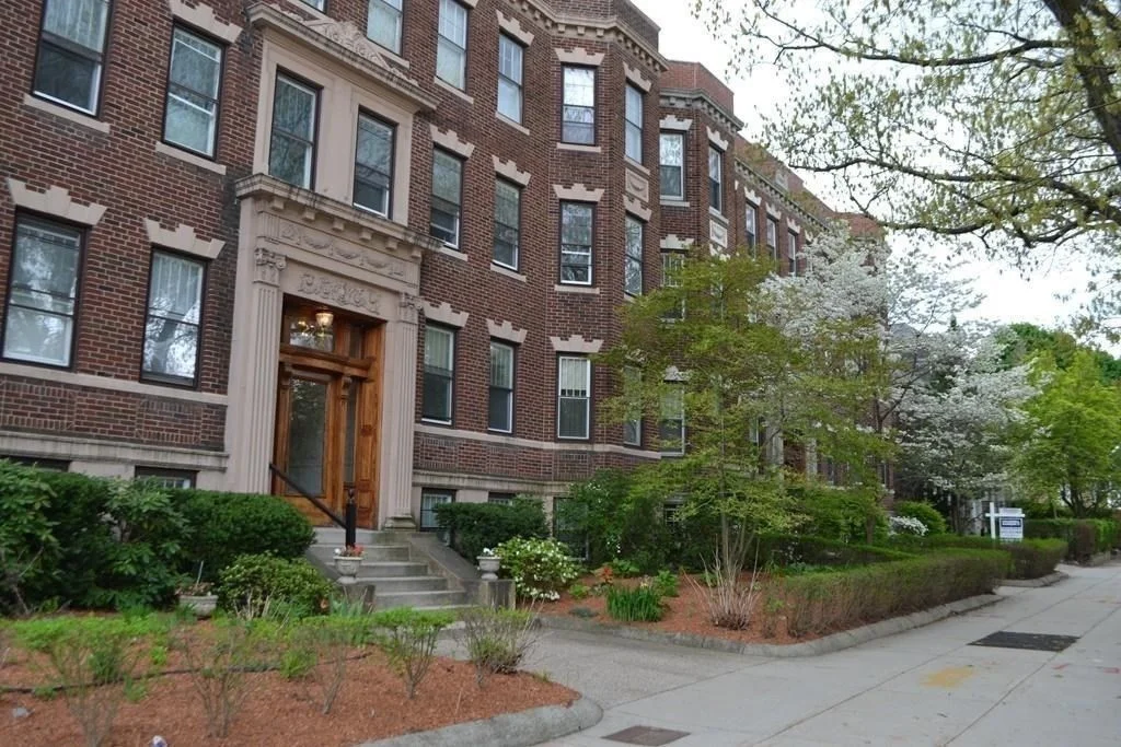 2 bed, 1 bath apartment for rent at 224 Jamaicaway Unit 8, Jamaica Plain — photo 2 of 11