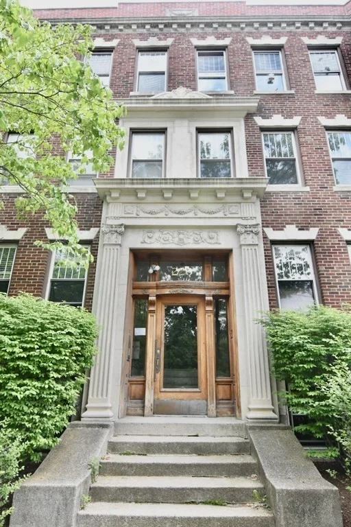 1 bed, 1 bath apartment for rent at 226 Jamaicaway Unit 4, Jamaica Plain — photo 3 of 25