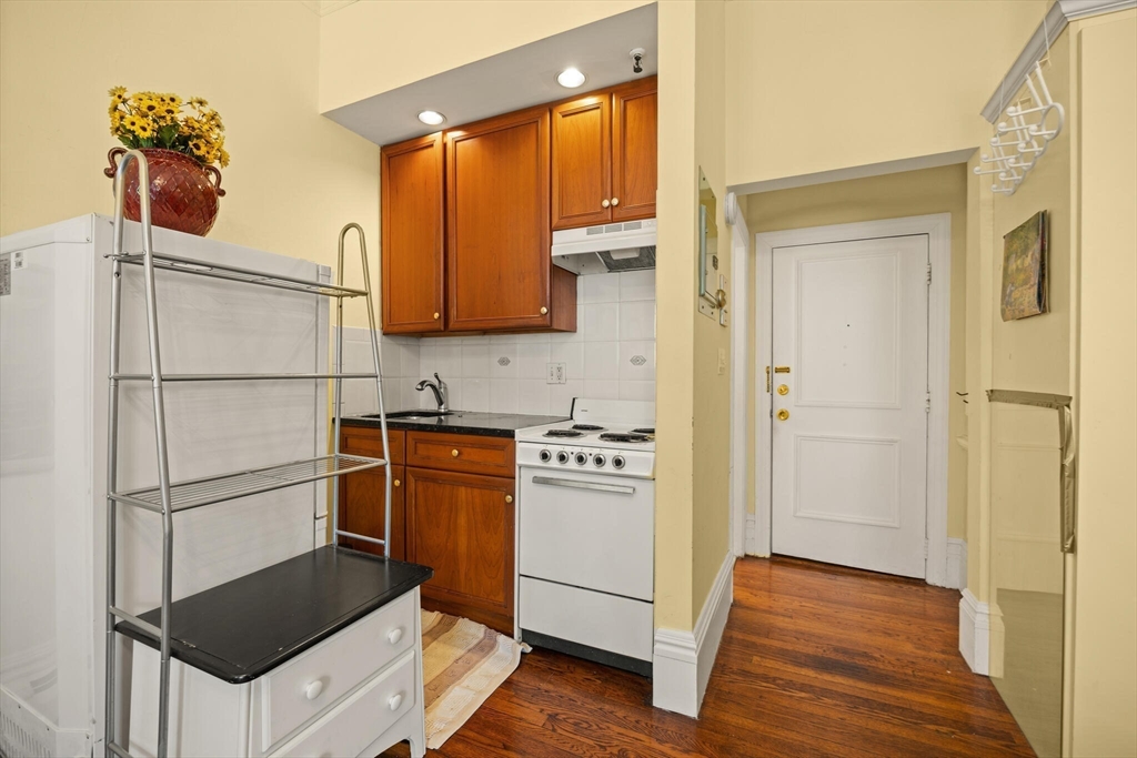 Studio bed, 1 bath apartment for rent at 227 Marlborough St Unit 6, Back Bay — photo 4 of 18