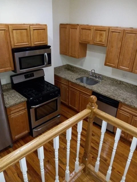 7 bed, 3 bath apartment for rent at 227 Roxbury St Unit 2, Roxbury — photo 3 of 23